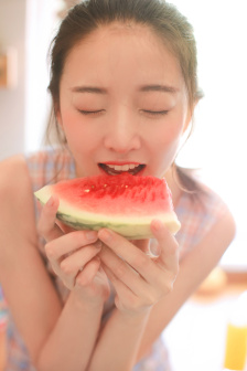 穿裙子没带内裤直接就尿了
